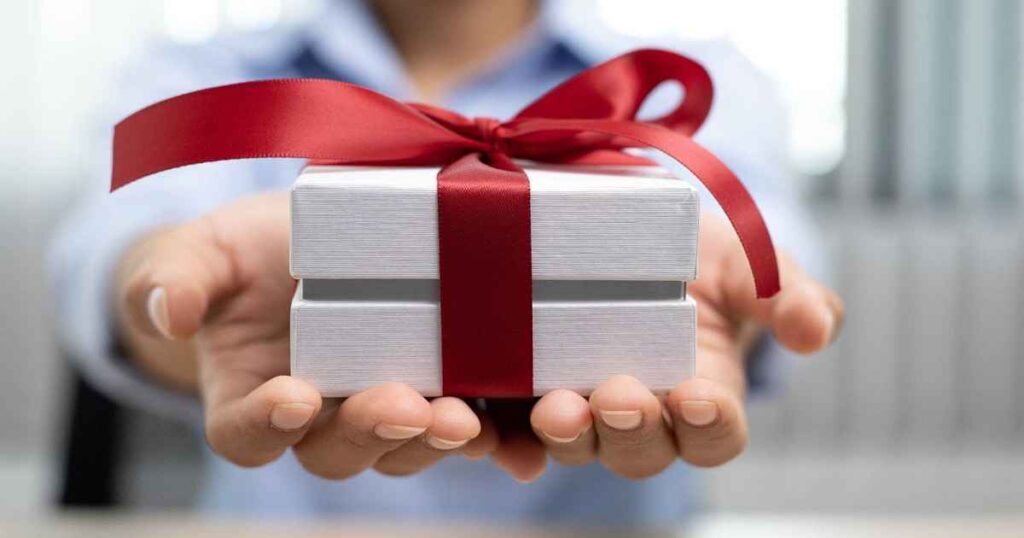 یادگاری و هدیه برای خداحافظی همکار چه بخریم؟